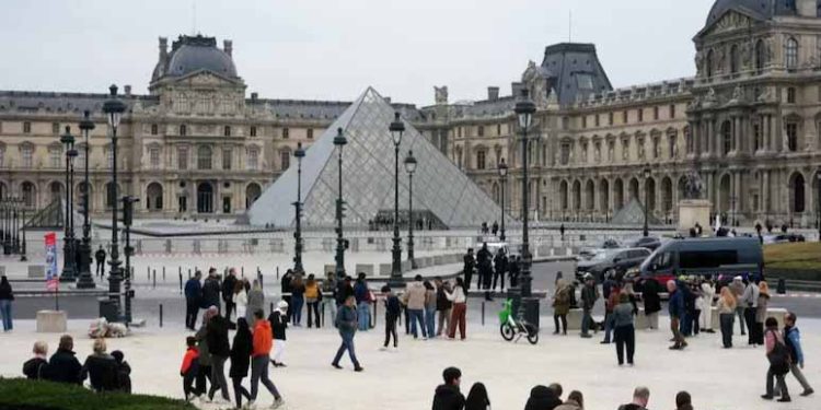 Non-Europeans To Pay 45% More To Visit Louvre Next Year: Museum