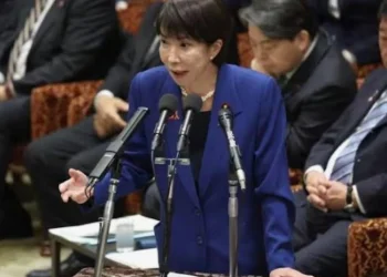 คะแนนนิยม นายกญี่ปุ่นพุ่ง 75% ชูนโยบายชาตินิยม