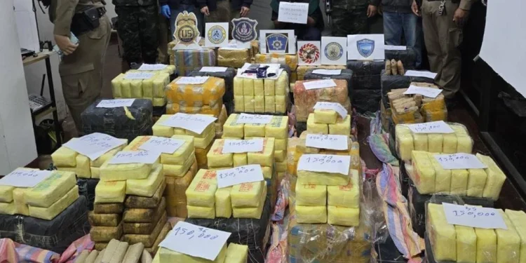 ตามรวบคาห้างดังเชียงราย!หนุ่มบางปะอินควบรถตู้ขนยาถึง 39 กระสอบ 8 ล้านเม็ด