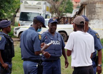 มีผู้ถูกฆ่าไป 12 รายในจำนวนนี้เป็นเด็ก 3 จากเหตุกราดยิงในบาร์ที่แอฟริกาใต้