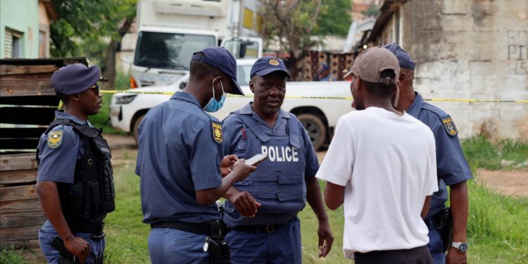 มีผู้ถูกฆ่าไป 12 รายในจำนวนนี้เป็นเด็ก 3 จากเหตุกราดยิงในบาร์ที่แอฟริกาใต้