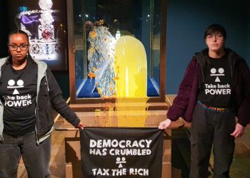 อังกฤษจับ 4 ขว้างอาหารใส่ตู้จัดแสดงมงกุฎกษัตริย์ จี้รัฐเก็บภาษีคนรวย