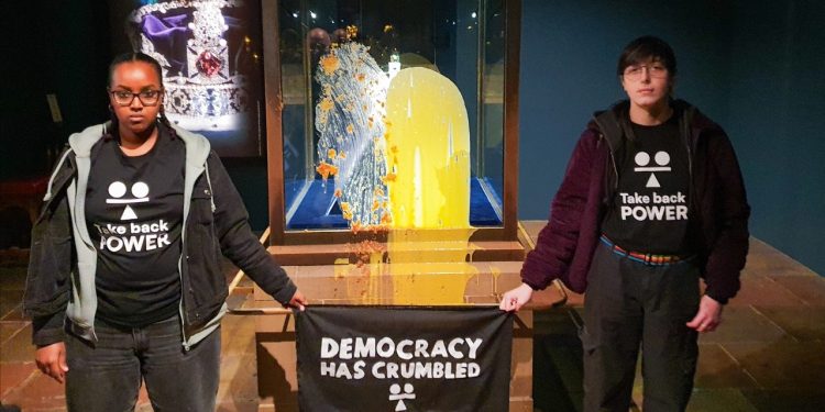 อังกฤษจับ 4 ขว้างอาหารใส่ตู้จัดแสดงมงกุฎกษัตริย์ จี้รัฐเก็บภาษีคนรวย