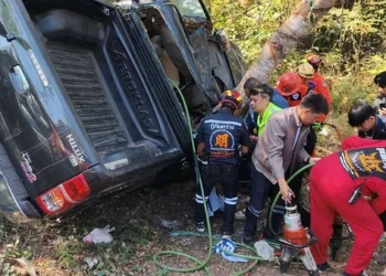 กระบะสมาคมคนตาบอดเสียหลักชนต้นไม้ เหตุแซงไม่พ้นทำคนขับดับ บาดเจ็บ 7 ราย