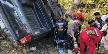 กระบะสมาคมคนตาบอดเสียหลักชนต้นไม้ เหตุแซงไม่พ้นทำคนขับดับ บาดเจ็บ 7 ราย