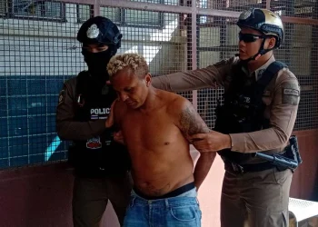 “อำนาจ รื่นเริง” อดีตนักมวยดัง เมาอาละวาดซ้ำ เจ้าหน้าที่คุมตัวสงบสติอารมณ์ หลังประชาชนผวาหวั่นเกิดเหตุร้าย