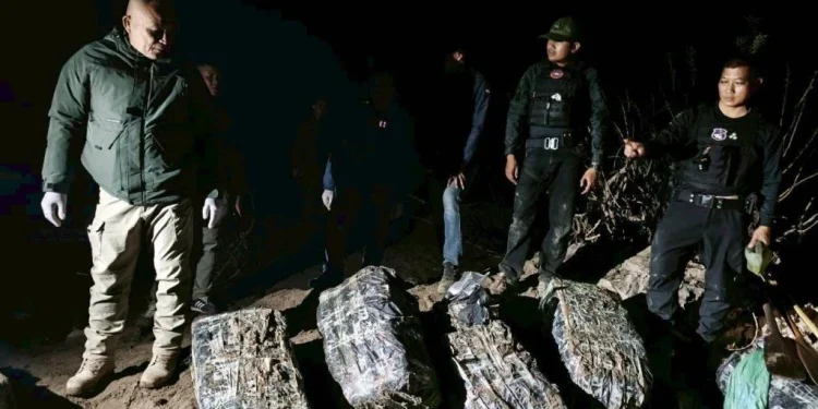 ทลายขบวนการไอซ์ข้ามชาติ! ตชด.ลาก 6 กระสอบหนัก 266 กก.ขึ้นจากโขง