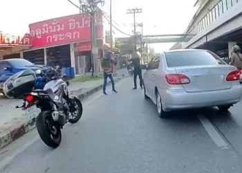 อุกอาจ! นายกสมาคมนักกฎหมายชักปืนยิงใส่คู่กรณีกลางถนน ก่อนขับรถหลบหนี