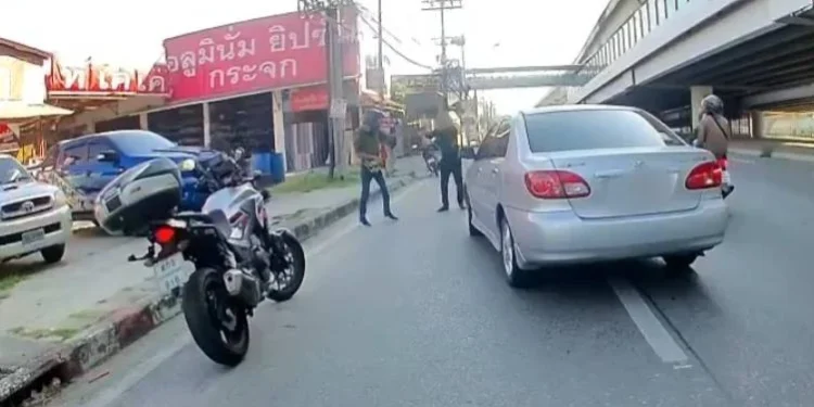 อุกอาจ! นายกสมาคมนักกฎหมายชักปืนยิงใส่คู่กรณีกลางถนน ก่อนขับรถหลบหนี