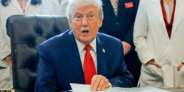 วิจารณ์แซด! ‘ทรัมป์’ เรียกทูตสหรัฐฯ เกือบ 30 คนกลับประเทศ คาดตั้งพวกตัวเองเสียบแทนเพื่อชูนโยบาย ‘อเมริกาต้องมาก่อน’