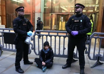 อังกฤษจับ ‘เกรียตา ทุนแบร์ย’ ละเมิดกม.ก่อการร้าย หลังชูป้ายหนุน ‘องค์กรเพื่อปาเลสไตน์’