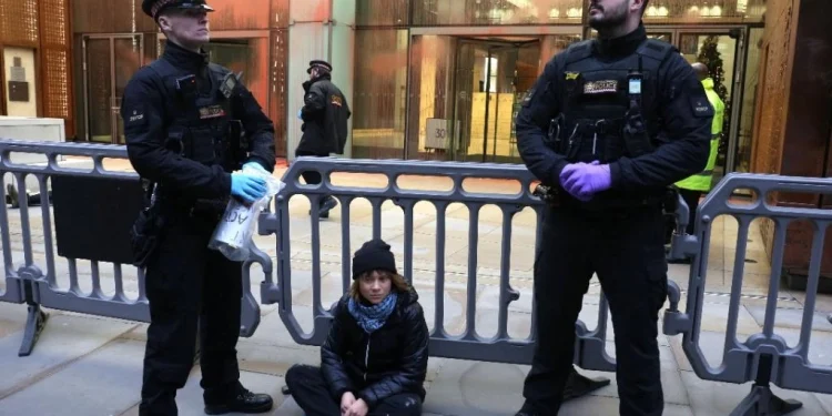 อังกฤษจับ ‘เกรียตา ทุนแบร์ย’ ละเมิดกม.ก่อการร้าย หลังชูป้ายหนุน ‘องค์กรเพื่อปาเลสไตน์’