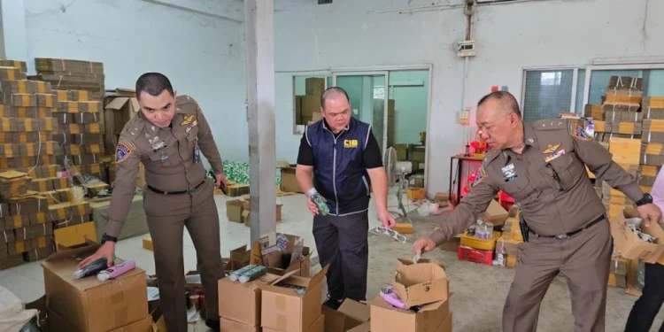 ทลายโกดังจีนเทาหลอกขายเครื่องสำอางปลอม ยึดของกลางนับแสนชิ้น มูลค่า 10 ล้าน