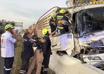 รถทัวร์ชน 10 ล้อสนั่น ผู้โดยสารกระเด็นทะลุกระจก เจ็บอื้อ – เกิดอุบัติเหตุซ้ำซ้อนชนต่ออีก 6 คัน รถติดยาวเหยียด