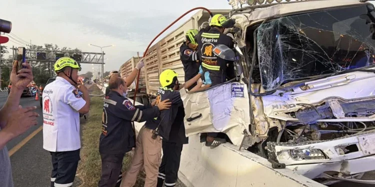 รถทัวร์ชน 10 ล้อสนั่น ผู้โดยสารกระเด็นทะลุกระจก เจ็บอื้อ – เกิดอุบัติเหตุซ้ำซ้อนชนต่ออีก 6 คัน รถติดยาวเหยียด