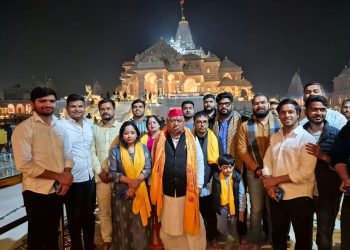 ध्वजारोहण में न बुलाये जाने से नाराज सपा सांसद अवधेश प्रसाद ने सपरिवार किया रामलला का दर्शन