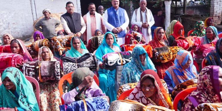 जरूरतमंदों को बांटे कंबल, श्रीमद् भागवत पाठ के बाद हुआ सेवा कार्यक्रम