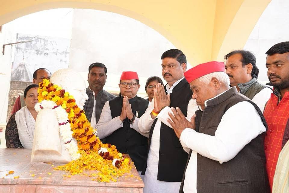 “संविधान पर खतरा, देश को सचेत होना होगा” — अंबेडकर महापरिनिर्वाण दिवस पर सांसद अवधेश प्रसाद की बड़ी चेतावनी 1 WhatsApp Image 2025 12 06 at 6.09.56 PM