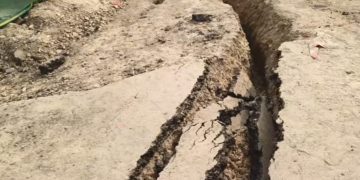 14 कोसी परिक्रमा मार्ग धंसा सीवर निर्माण की लापरवाही?