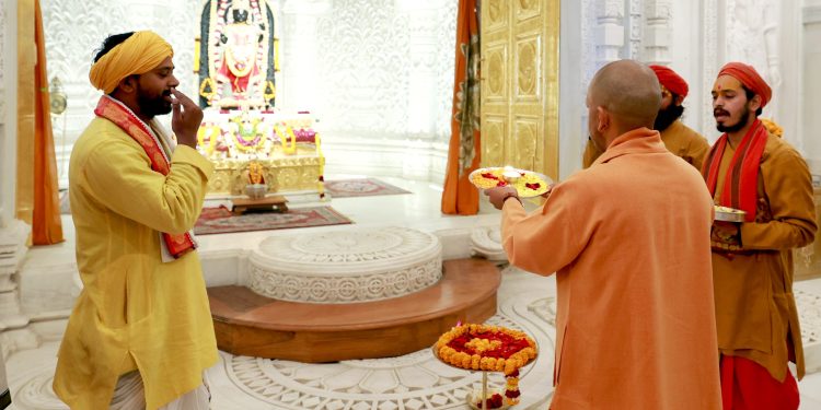मुख्यमंत्री योगी आदित्यनाथ ने रामलला के श्रीचरणों में झुकाया शीश, हनुमानगढ़ी में भी लगाई हाजिरी