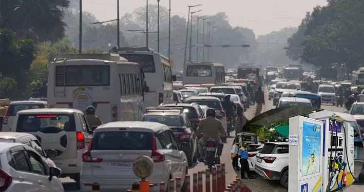 दिल्ली में प्रदूषण मामला: 4 राज्यों के 24 जिलों में कोयले के उपयोग पर रोक, 18 से बीएस-6 वाहनों का प्रवेश बंद