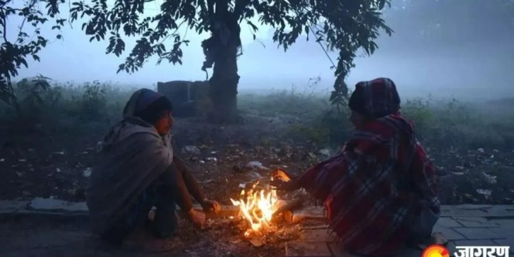 भीषण ठंड की चपेट में उत्तर भारत; दिल्ली में सैकड़ों उड़ानें रद्द; पहाड़ों पर बर्फबारी के आसार