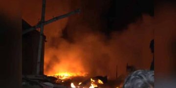 Massive fire breaks out in 12-storey building in Dhaka market, 42 rescued