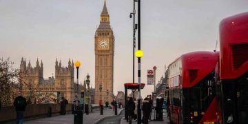 UK govt needs to find four top economists after crises force exits