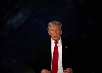 Trump holds Oval Office meeting on Venezuela amid questions on US strikes