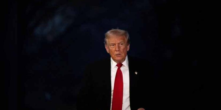 Trump holds Oval Office meeting on Venezuela amid questions on US strikes