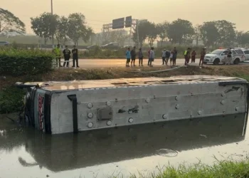 วงจรปิดจับนาทีชีวิต! รถบัสรับส่งพนักงานเสียหลักชนเสาไฟ พลิกคว่ำตกคลอง เจ็บ 14 ราย คนขับอ้างวูบ