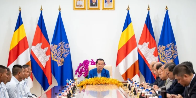 “ฮุนเซน” เล่นใหญ่ ต้อนรับ 18 ทหารกัมพูชา ณ อนุสรณ์สถานขับไล่เขมรแดง