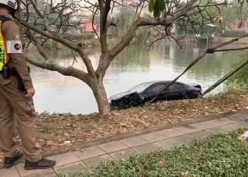 2 สาวขับเก๋งใช้แอปนำทางกลับจากฉลองปีใหม่ พุ่งเสยท้าย จยย.หนุ่ม นศ.ปี 1 กระเด็นตกบ่อน้ำดับ