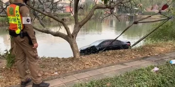 2 สาวขับเก๋งใช้แอปนำทางกลับจากฉลองปีใหม่ พุ่งเสยท้าย จยย.หนุ่ม นศ.ปี 1 กระเด็นตกบ่อน้ำดับ