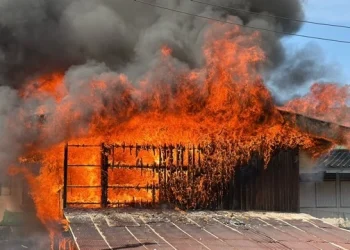 ไฟไหม้บ้านพักครูโรงเรียนดังเพชรบุรี วอด 2 หลัง มูลค่าหลักล้าน คาดไฟฟ้าลัดวงจร