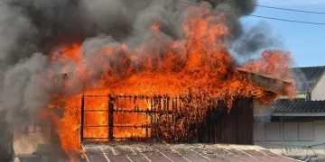 ไฟไหม้บ้านพักครูโรงเรียนดังเพชรบุรี วอด 2 หลัง มูลค่าหลักล้าน คาดไฟฟ้าลัดวงจร