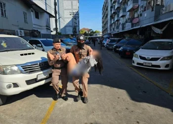 ไฟไหม้ห้องพักคอนโดย่านลาดพร้าว จนท.รุดช่วยอุ้มสาวสำลักควันหมดสติ