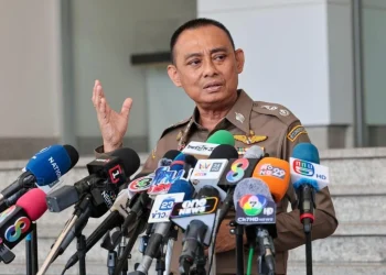 ‘บิ๊กเต่า’ หอบสำนวนหมื่นหน้า ยื่น ป.ป.ช.ฟัน 6 ราย เอี่ยวสินบนทอง ยันทำคดี ‘บิ๊กโจ๊ก’ ไร้กลั่นแกล้ง ไม่โกรธเคืองกัน