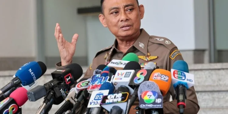 ‘บิ๊กเต่า’ หอบสำนวนหมื่นหน้า ยื่น ป.ป.ช.ฟัน 6 ราย เอี่ยวสินบนทอง ยันทำคดี ‘บิ๊กโจ๊ก’ ไร้กลั่นแกล้ง ไม่โกรธเคืองกัน