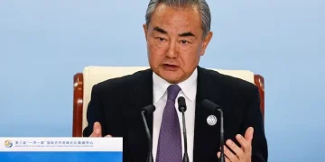 ‘หวัง อี้’ ลั่นจีนไม่ยอมรับประเทศที่ทำตัวเป็น ‘ผู้พิพากษาโลก’ หลังสหรัฐฯ บุกจับ ‘มาดูโร’