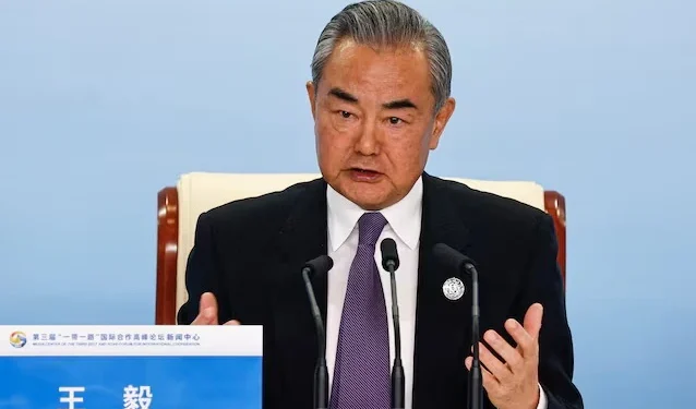 ‘หวัง อี้’ ลั่นจีนไม่ยอมรับประเทศที่ทำตัวเป็น ‘ผู้พิพากษาโลก’ หลังสหรัฐฯ บุกจับ ‘มาดูโร’