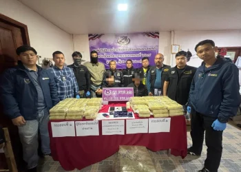 ทภ.2 โดย นบ.ยส.24- กกล.สุรนารี สกัดจับยาบ้า พื้นที่อ.เขมราฐ จับ 2 ผู้ต้องหา ยึดยาบ้ากว่า 4 แสนเม็ด