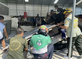 แผ่นหินอ่อนล้มทับคนงานเมียนมาดับสลด ย่านลาดกระบัง