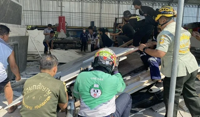 แผ่นหินอ่อนล้มทับคนงานเมียนมาดับสลด ย่านลาดกระบัง