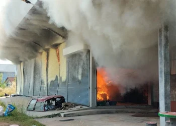 ไฟไหม้วอดโกดังเก็บคอมเพรสเซอร์ตู้แอร์รถยนต์ใน จ.ปราจีนุบรี เสียหายนับล้านบาท