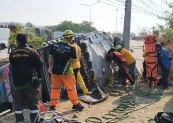 เกือบสลด! รถบัสรับส่งแรงงานเมียนมาร์ 45 ชีวิต เสียหลักพลิกคว่ำตกข้างทาง เจ็บระนาวหน้า “ปิ่นทอง 3” ศรีราชา