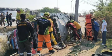 เกือบสลด! รถบัสรับส่งแรงงานเมียนมาร์ 45 ชีวิต เสียหลักพลิกคว่ำตกข้างทาง เจ็บระนาวหน้า “ปิ่นทอง 3” ศรีราชา