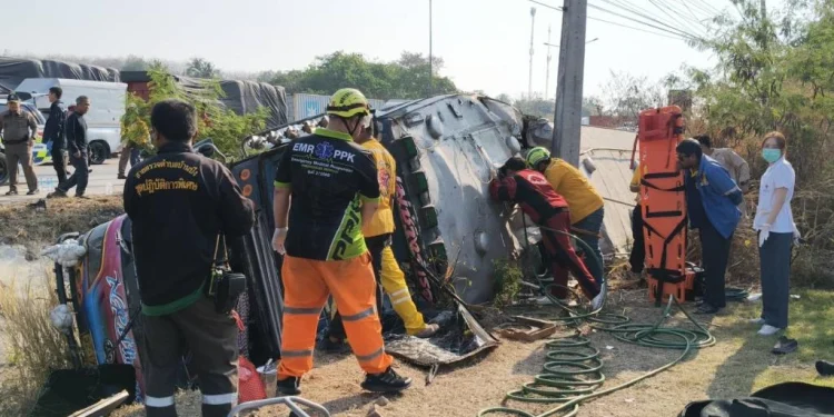 เกือบสลด! รถบัสรับส่งแรงงานเมียนมาร์ 45 ชีวิต เสียหลักพลิกคว่ำตกข้างทาง เจ็บระนาวหน้า “ปิ่นทอง 3” ศรีราชา
