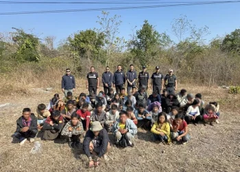 ตม.กาญจนบุรี ไล่สกัดรถตู้ขนแรงงานเถื่อน รวบเมียนมาอัดแน่น 48 ราย คนขับไทยรับสารภาพ