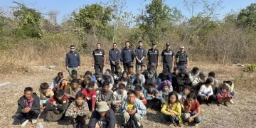 ตม.กาญจนบุรี ไล่สกัดรถตู้ขนแรงงานเถื่อน รวบเมียนมาอัดแน่น 48 ราย คนขับไทยรับสารภาพ